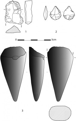 Figure 2. Lithic artefacts of Belle-Île-en-Mer: 1) fragment of a dagger in Turonian flint of Grand Pressigny; 2) arrowhead in ‘Cinglais’ flint; 3) fragment of a polished axe blade of jadeite alpine (DAO L. Audouard).